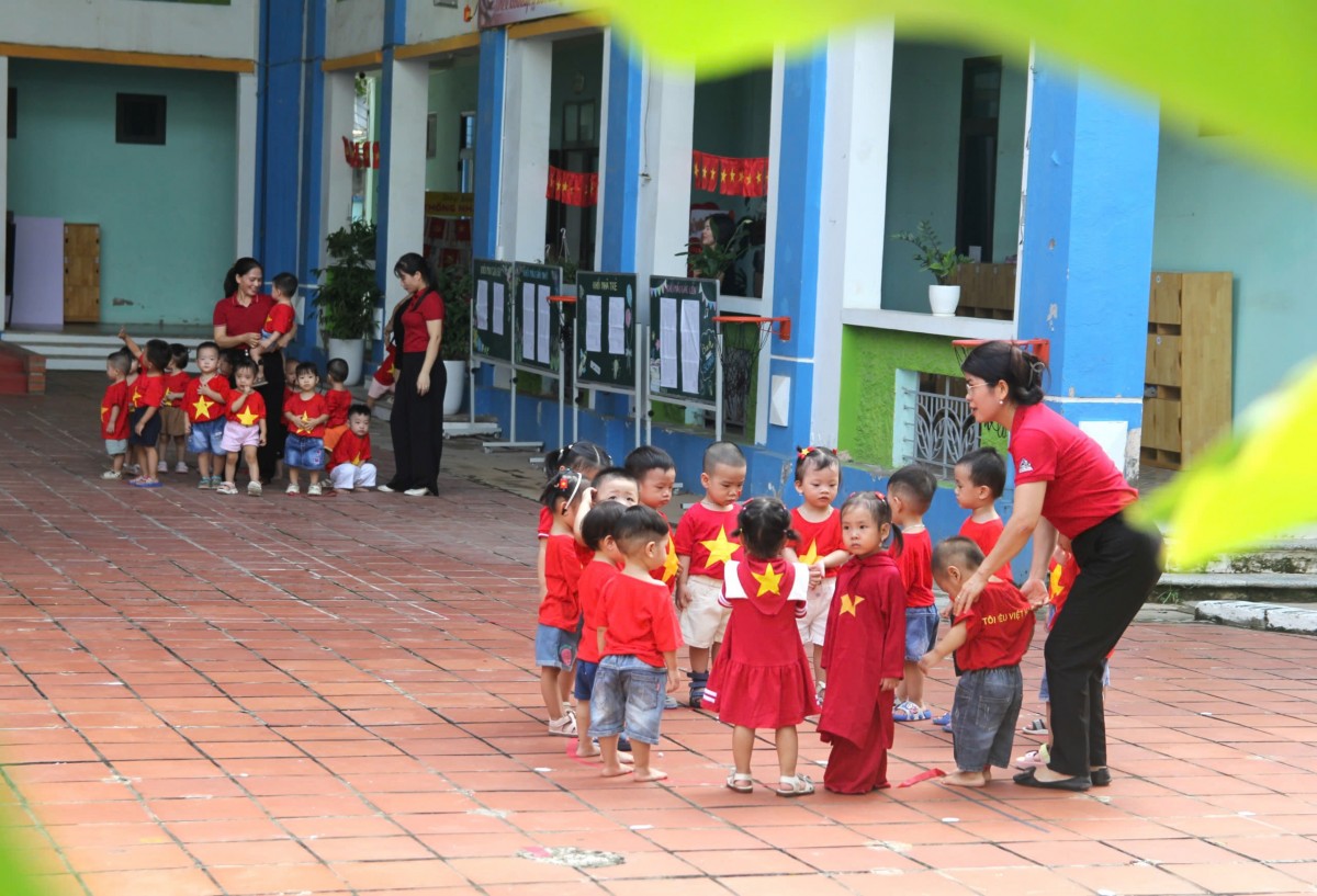 Hà Nội: Trường Mầm non Minh Khai xếp hình cờ Tổ quốc, bản đồ Việt Nam chào mừng Quốc khánh 2/9