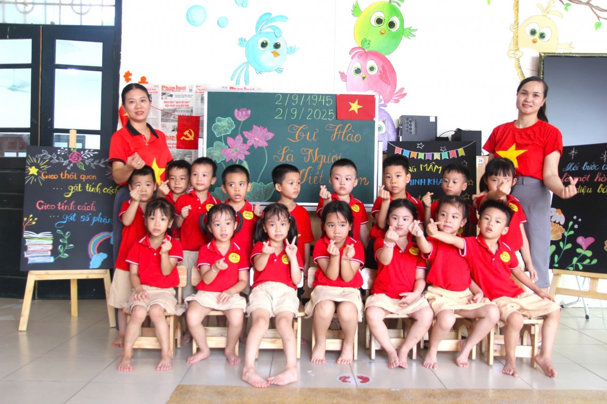 Hà Nội: Trường Mầm non Minh Khai xếp hình cờ Tổ quốc, bản đồ Việt Nam chào mừng Quốc khánh 2/9