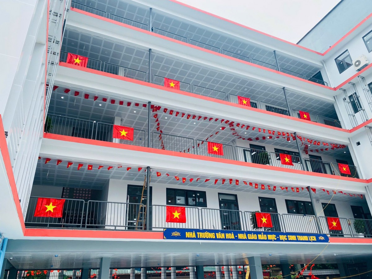 Phường Phú Thượng: Gắn biển công trình Trường Tiểu học Đoàn Thị Điểm chào mừng 80 năm Quốc khánh 2/9