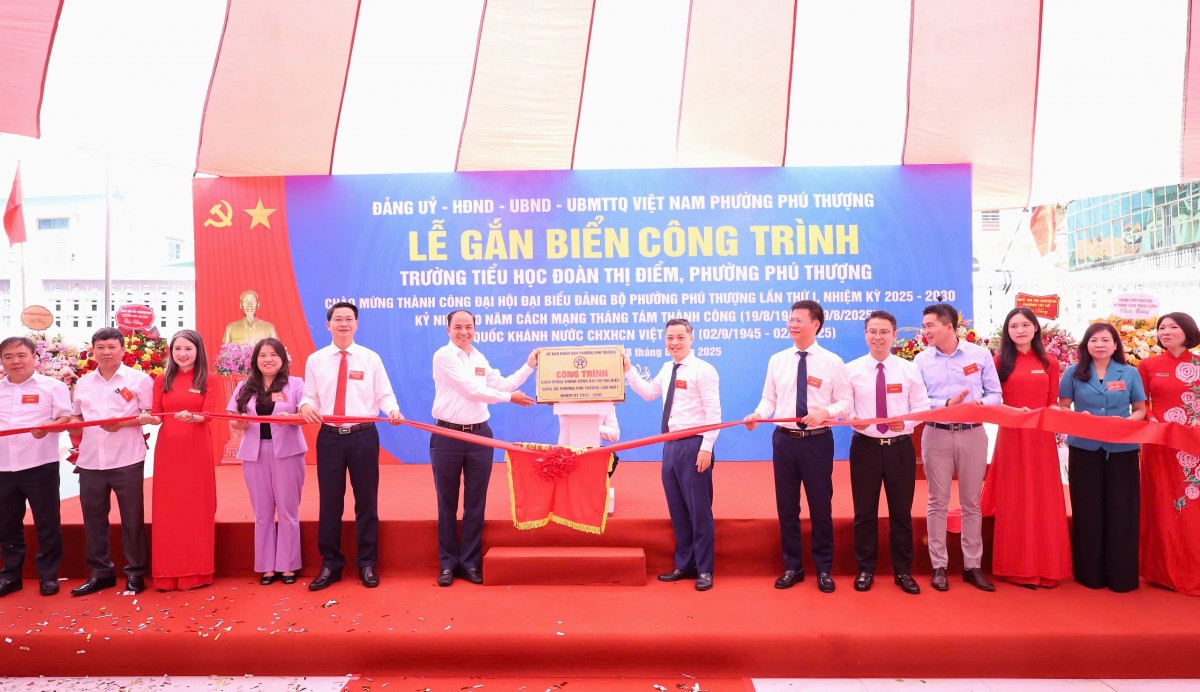 Phường Phú Thượng: Gắn biển công trình Trường Tiểu học Đoàn Thị Điểm chào mừng 80 năm Quốc khánh 2/9
