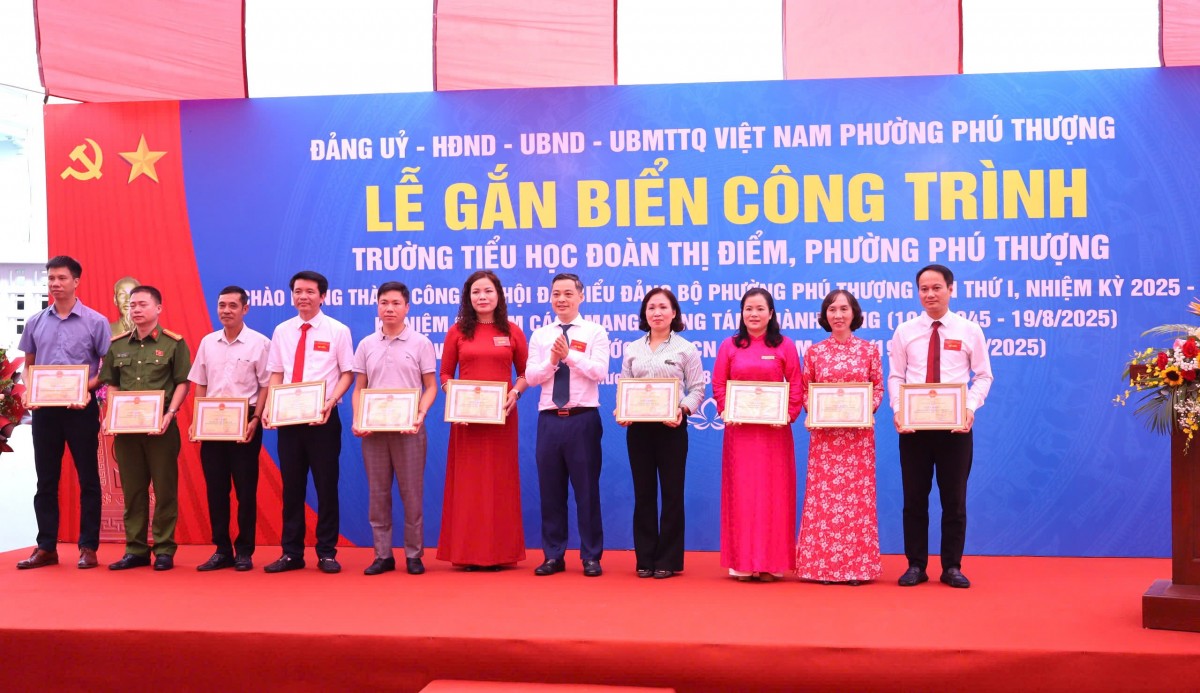 Phường Phú Thượng: Gắn biển công trình Trường Tiểu học Đoàn Thị Điểm chào mừng 80 năm Quốc khánh 2/9