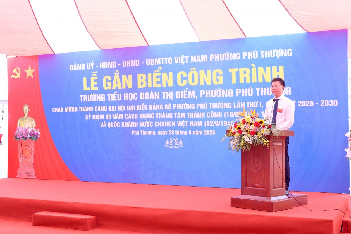Phường Phú Thượng: Gắn biển công trình Trường Tiểu học Đoàn Thị Điểm chào mừng 80 năm Quốc khánh 2/9