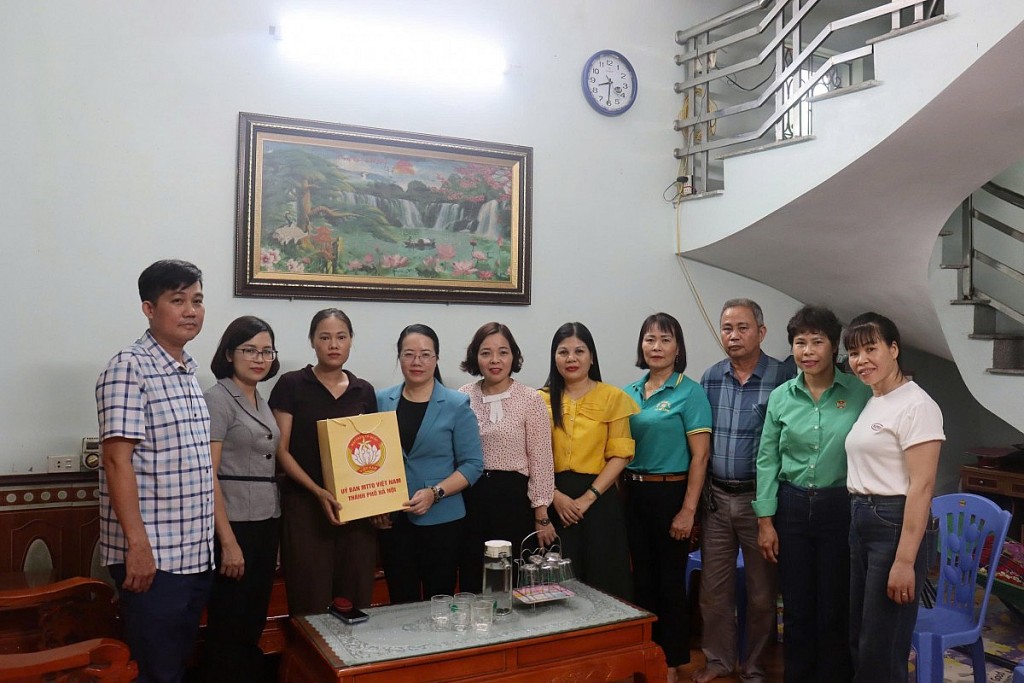 Tặng quà đoàn viên, hội viên các tổ chức chính trị - xã hội có hoàn cảnh đặc biệt khó khăn