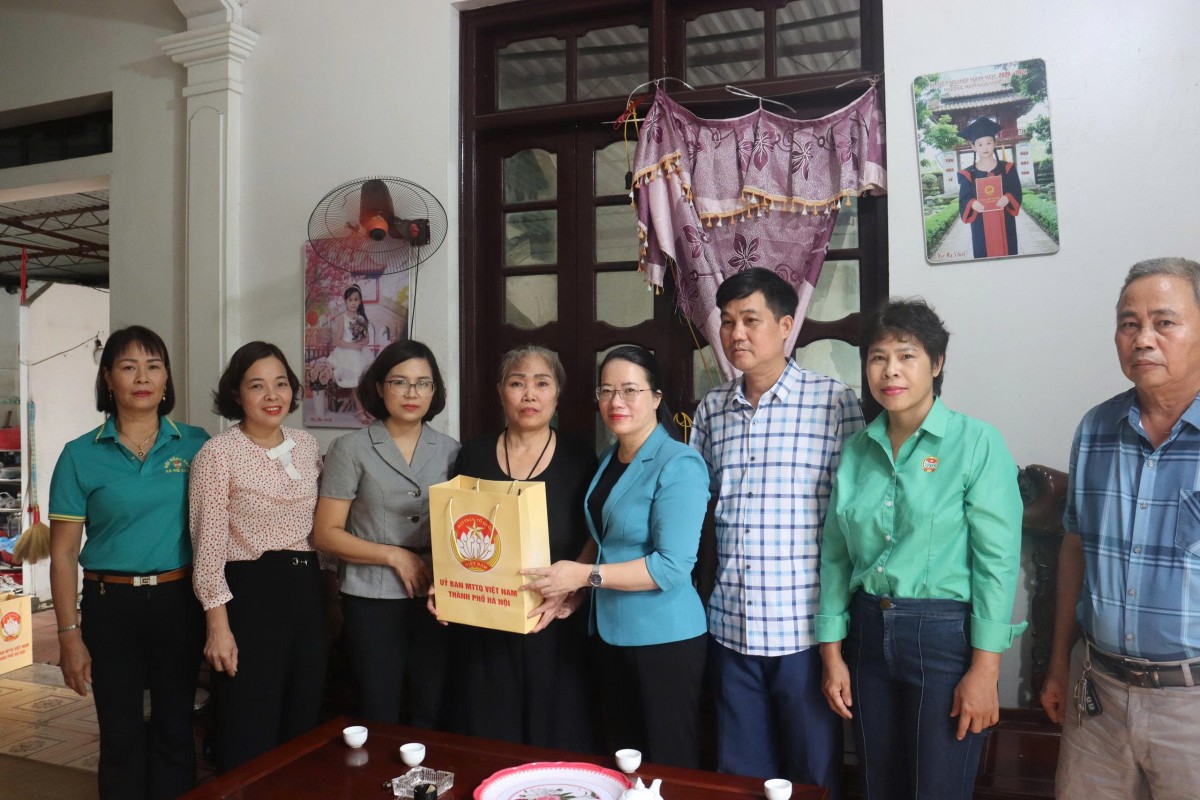 Tặng quà đoàn viên, hội viên các tổ chức chính trị - xã hội có hoàn cảnh đặc biệt khó khăn