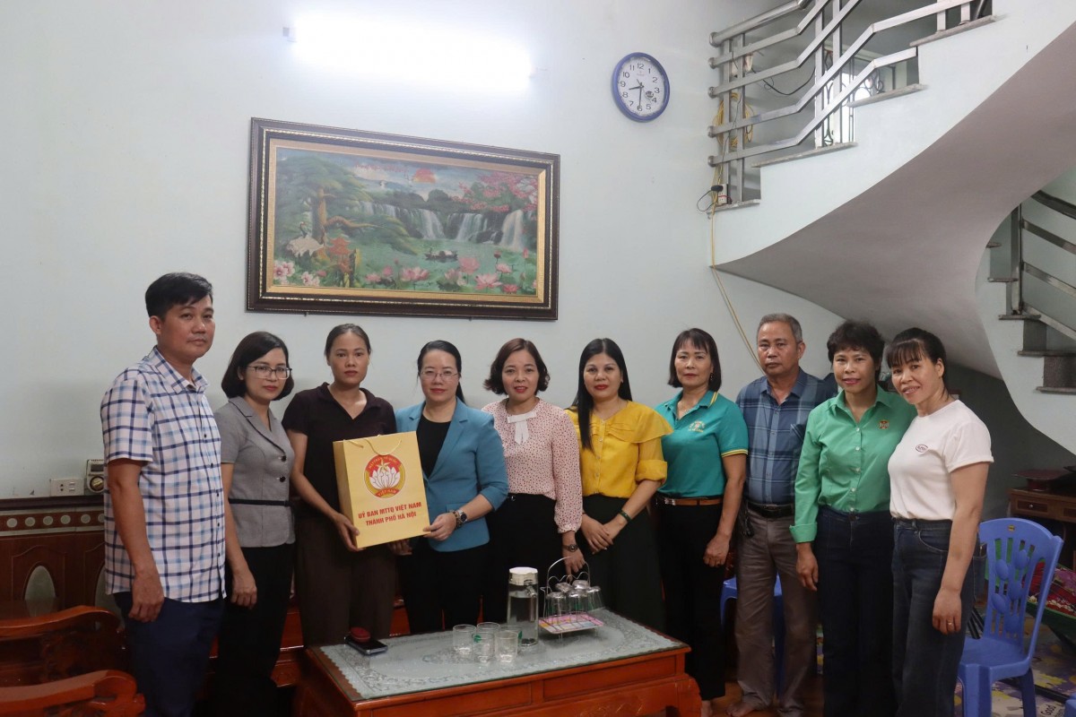 Tặng quà đoàn viên, hội viên các tổ chức chính trị - xã hội có hoàn cảnh đặc biệt khó khăn