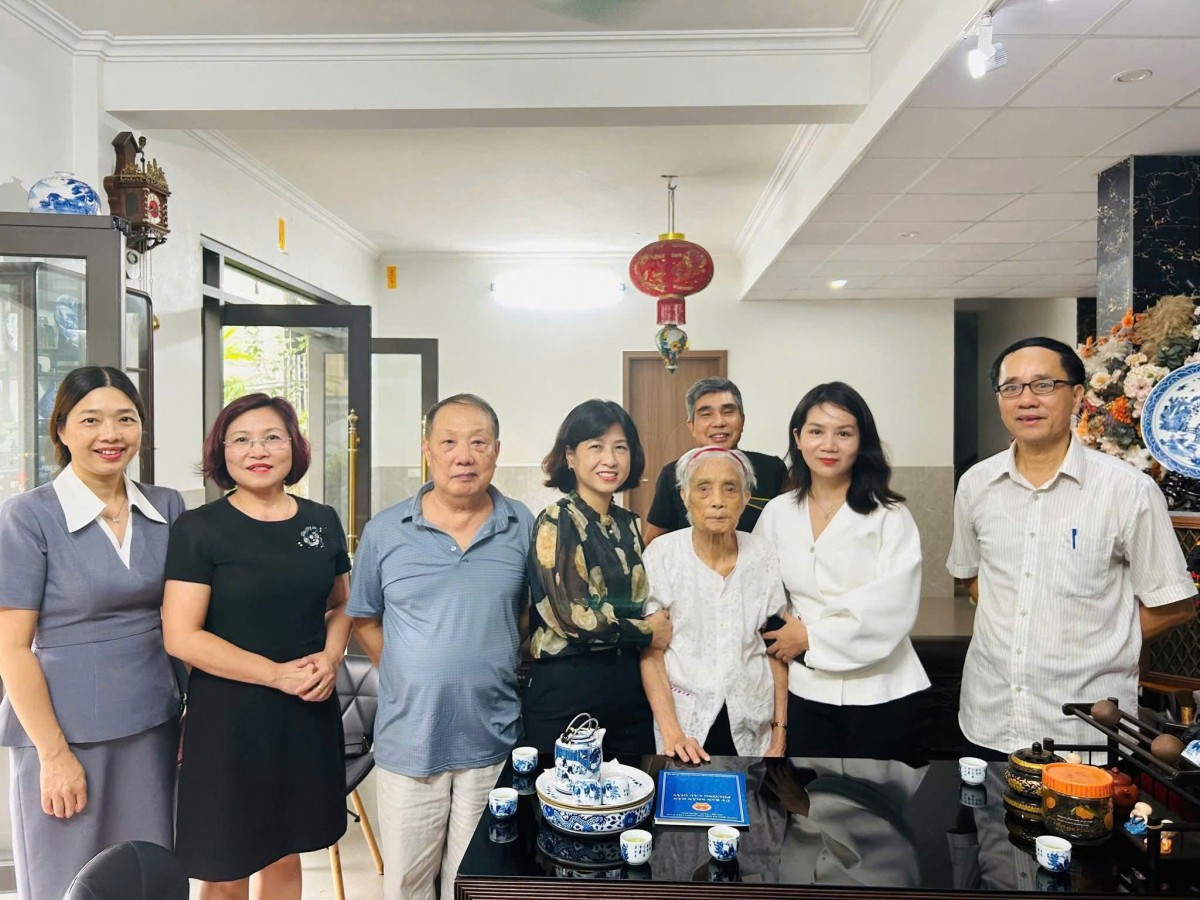 Phường Cầu Giấy: Thăm hỏi, tặng quà các gia đình chính sách tiêu biểu