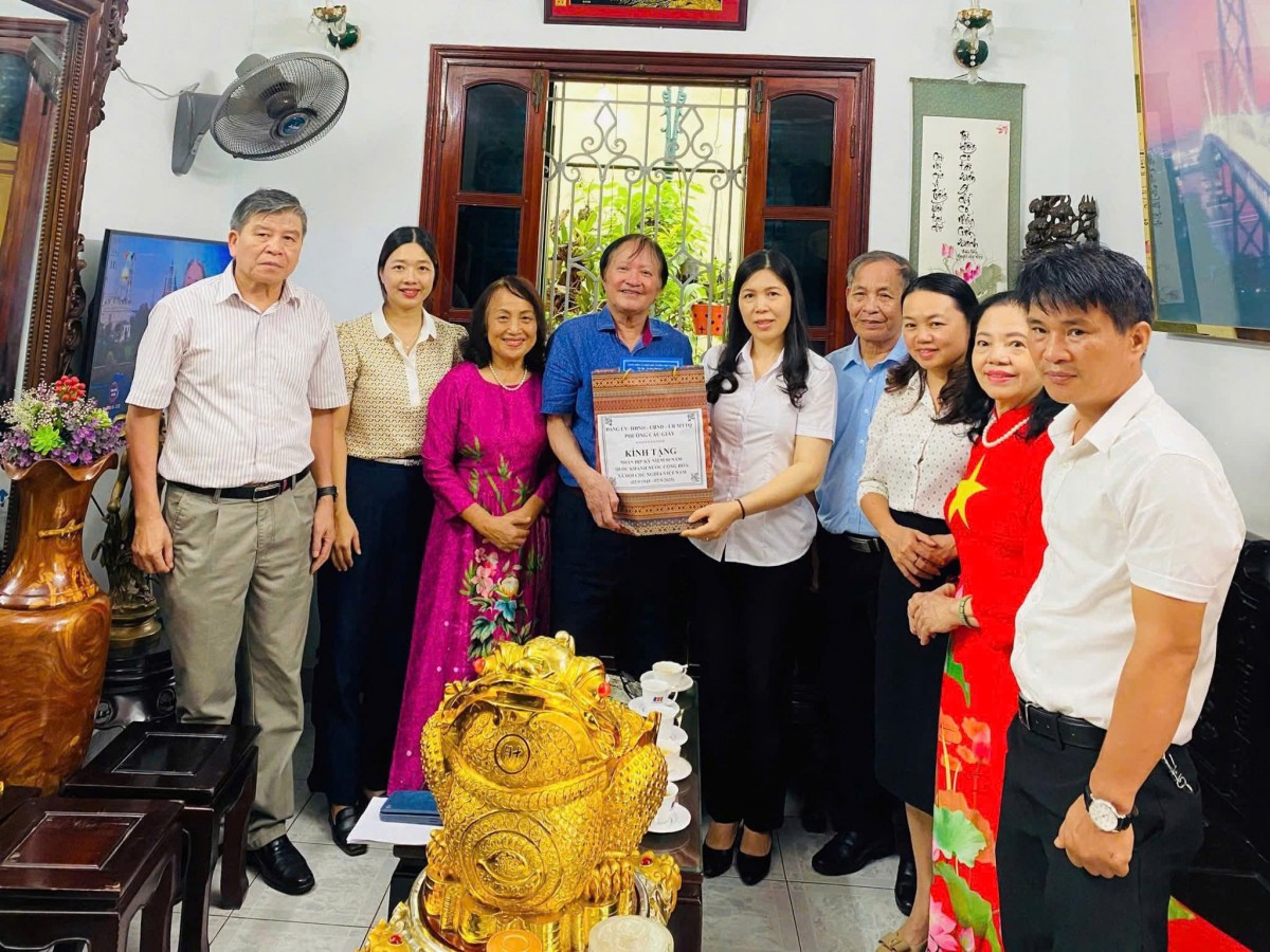 Phường Cầu Giấy: Thăm hỏi, tặng quà các gia đình chính sách tiêu biểu