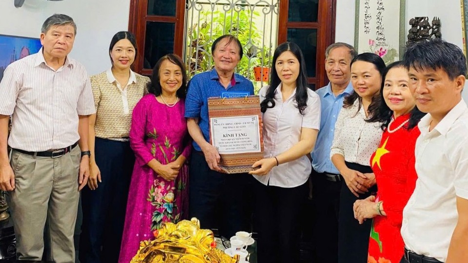 Phường Cầu Giấy: Thăm hỏi, tặng quà các gia đình chính sách tiêu biểu