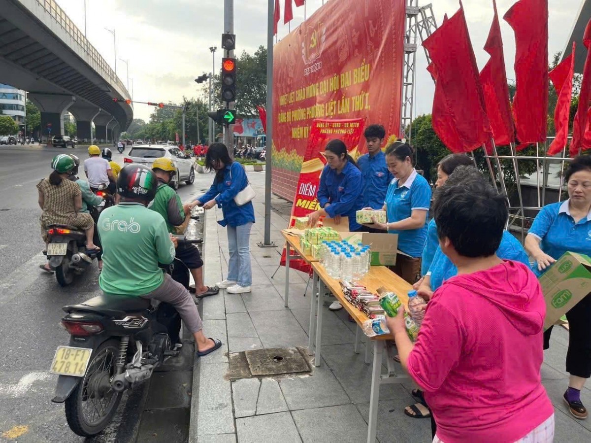 Phường Phương Liệt tổ chức 2 điểm phát nhu yếu phẩm miễn phí phục vụ Nhân dân, du khách