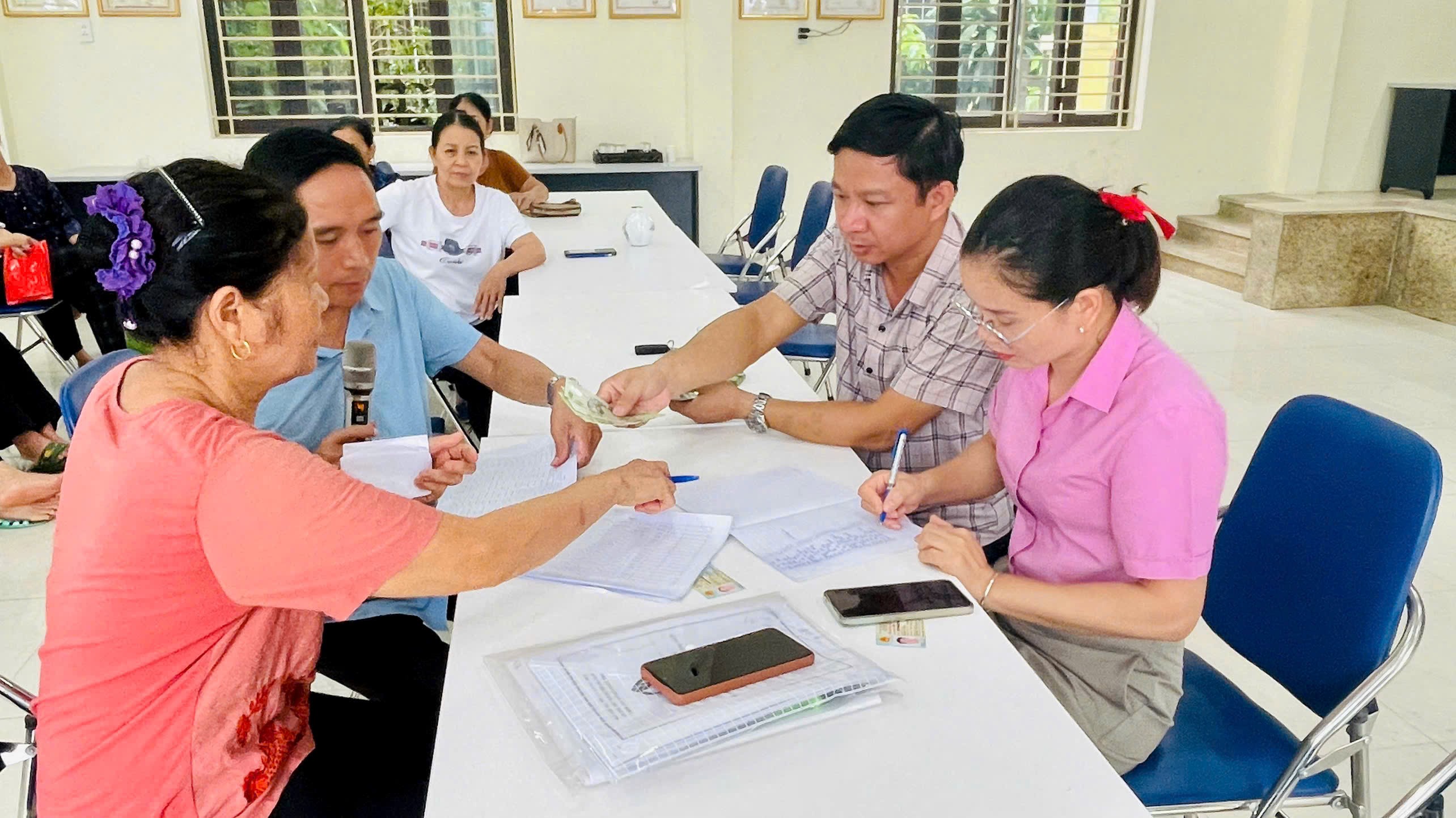 Xã Phúc Thọ khẩn trương chi trả tiền quà nhân dịp kỷ niệm 80 năm Cách mạng tháng Tám và Quốc khánh 2/9