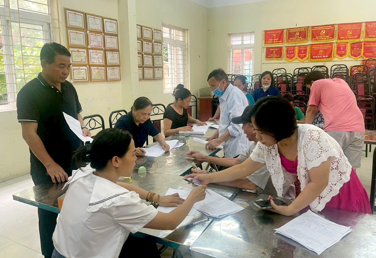 Phường Xuân Đỉnh: Người dân hân hoan nhận quà Tết Độc lập