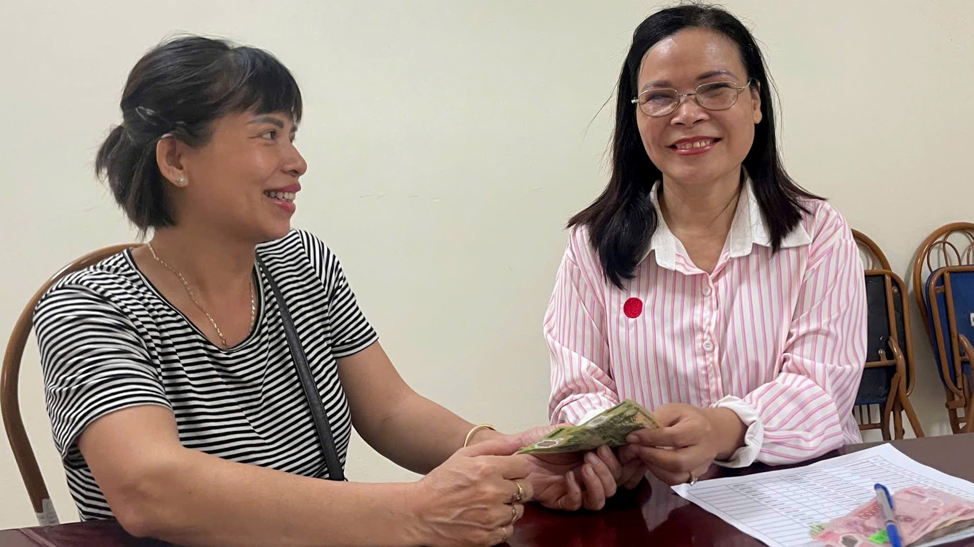 Phường Xuân Đỉnh: Người dân hân hoan nhận quà Tết Độc lập