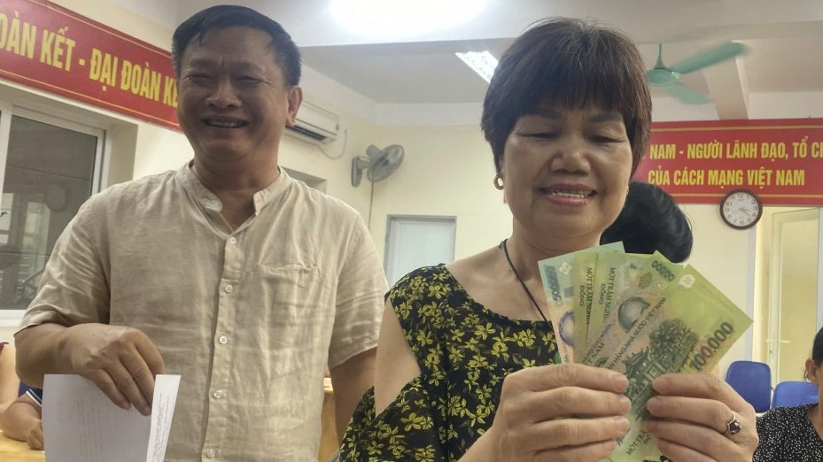 Người dân phường Tây Hồ nô nức, phấn khởi nhận quà Tết Độc lập