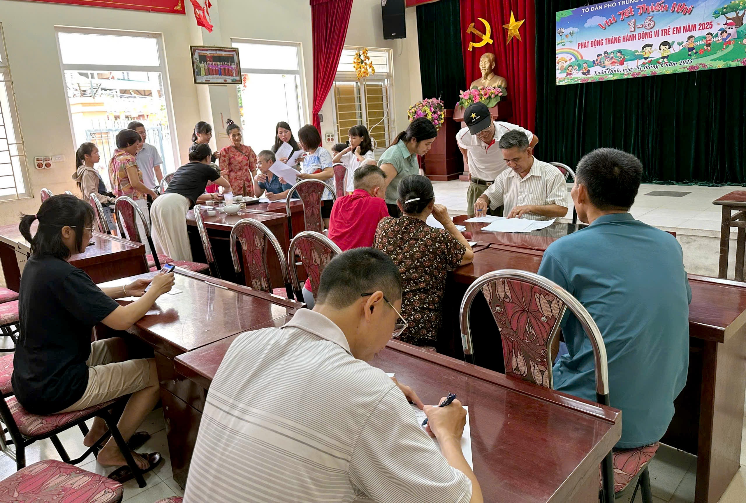 Phường Xuân Đỉnh: Người dân hân hoan nhận quà Tết Độc lập