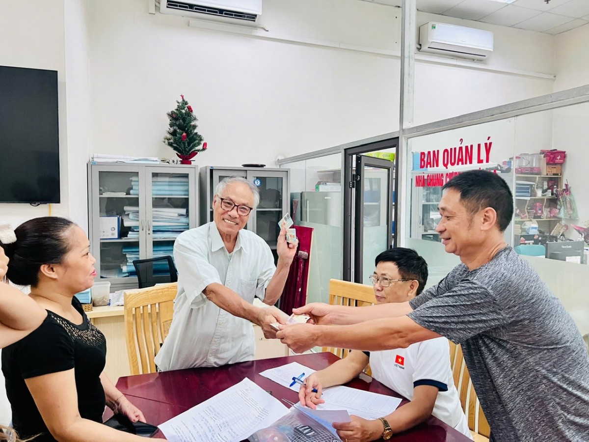 Người dân phường Tây Hồ nô nức, phấn khởi nhận quà Tết Độc lập Người dân phường Tây Hồ nô nức, phấn khởi nhận quà Tết Độc lập