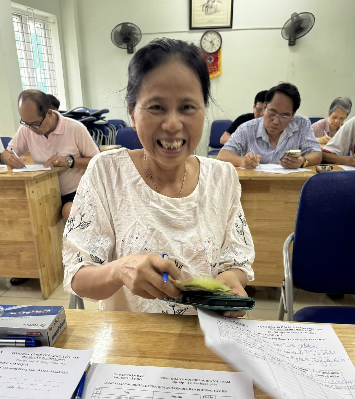 Người dân phường Tây Hồ nô nức, phấn khởi nhận quà Tết Độc lập Người dân phường Tây Hồ nô nức, phấn khởi nhận quà Tết Độc lập