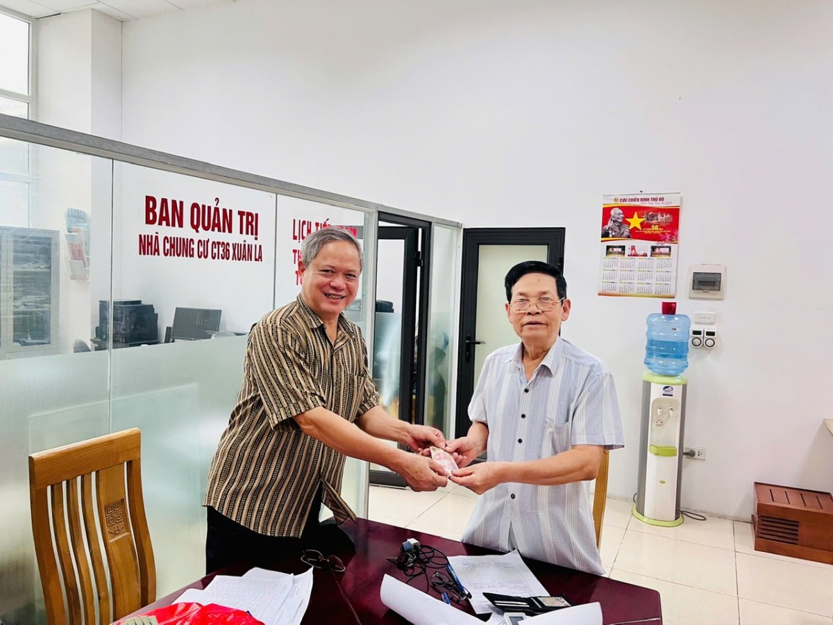 Người dân phường Tây Hồ nô nức, phấn khởi nhận quà Tết Độc lập Người dân phường Tây Hồ nô nức, phấn khởi nhận quà Tết Độc lập