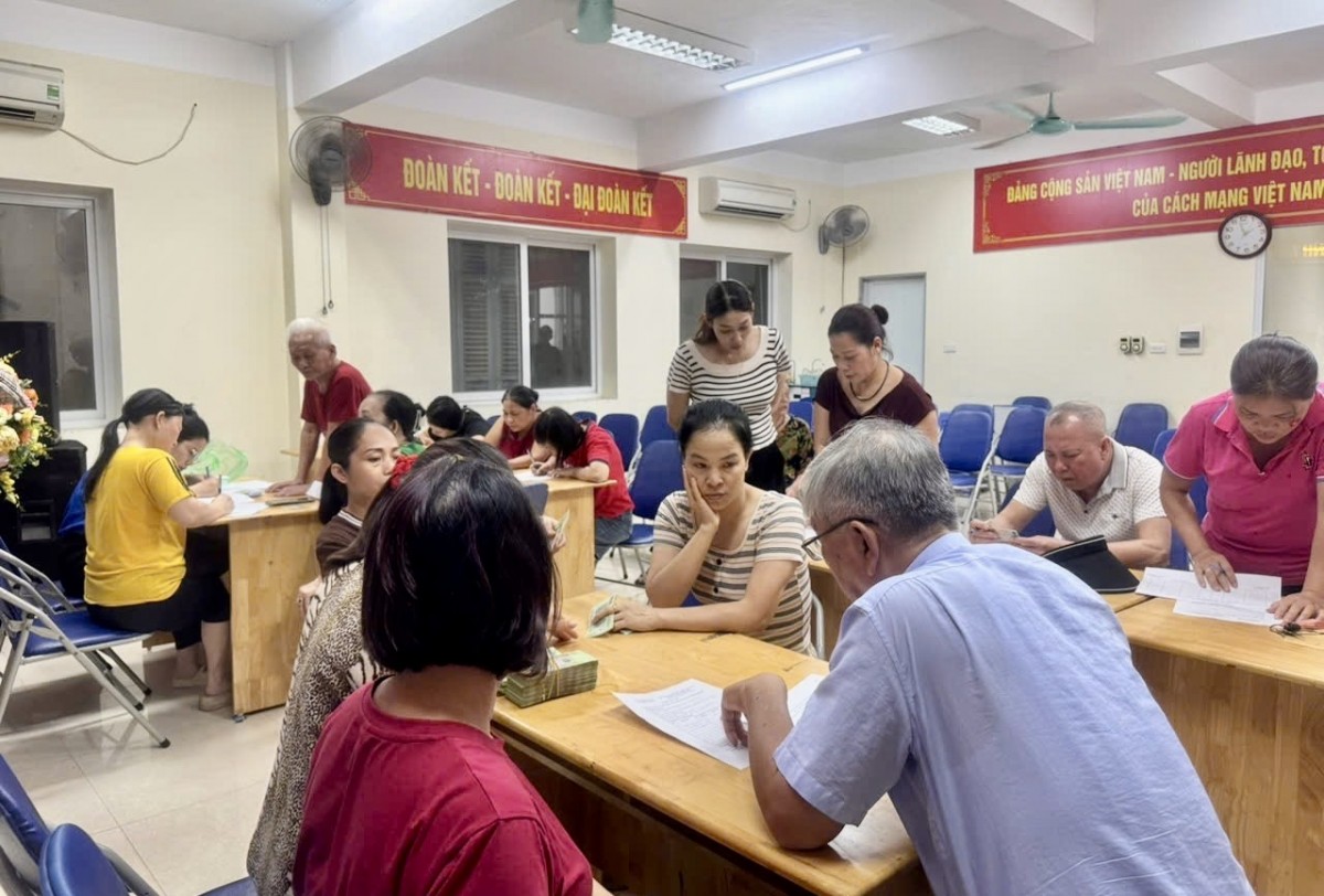Người dân phường Tây Hồ nô nức, phấn khởi nhận quà Tết Độc lập Người dân phường Tây Hồ nô nức, phấn khởi nhận quà Tết Độc lập