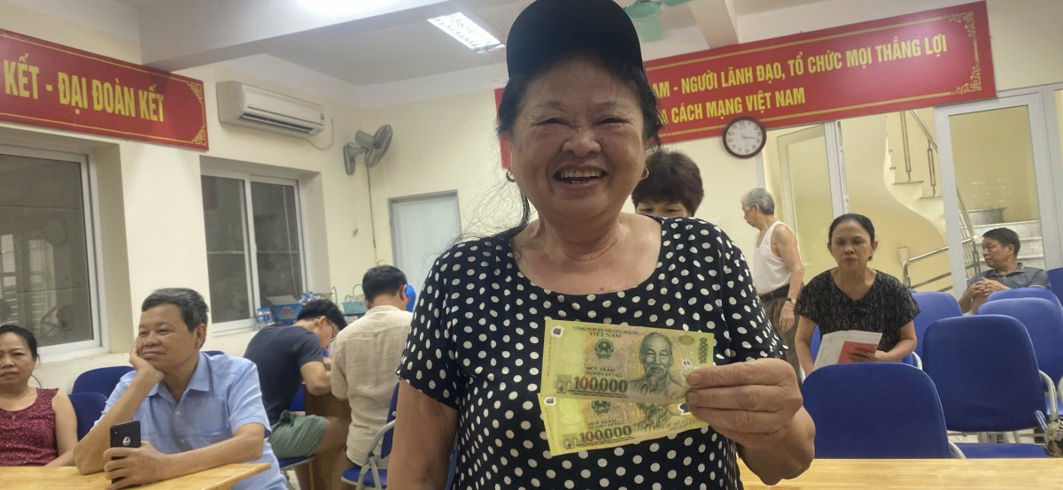 Người dân phường Tây Hồ nô nức, phấn khởi nhận quà Tết Độc lập Người dân phường Tây Hồ nô nức, phấn khởi nhận quà Tết Độc lập