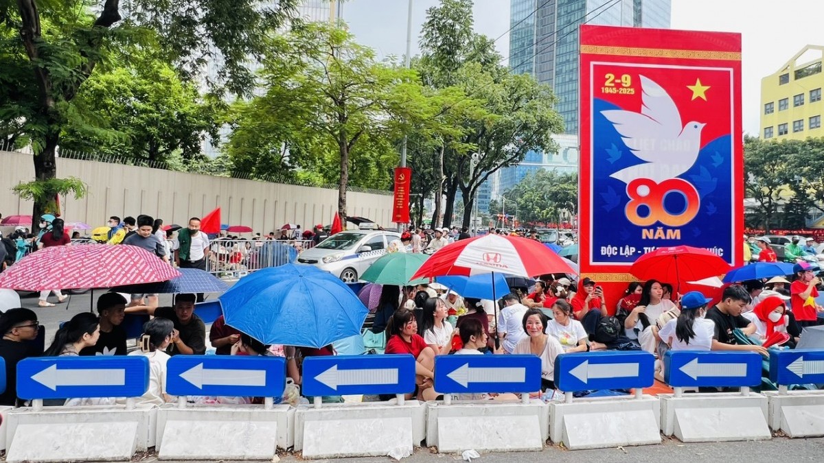 Hàng ngàn người dân bất chấp nắng, mưa giữ chỗ chờ xem Lễ diễu binh sáng 2/9