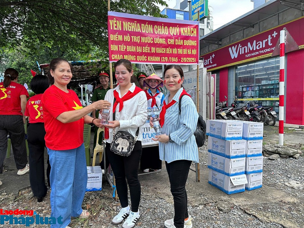 Phường Yên Nghĩa (Hà Nội): Phục vụ miễn phí nước uống cho người dân và du khách xem diễu binh 2/9