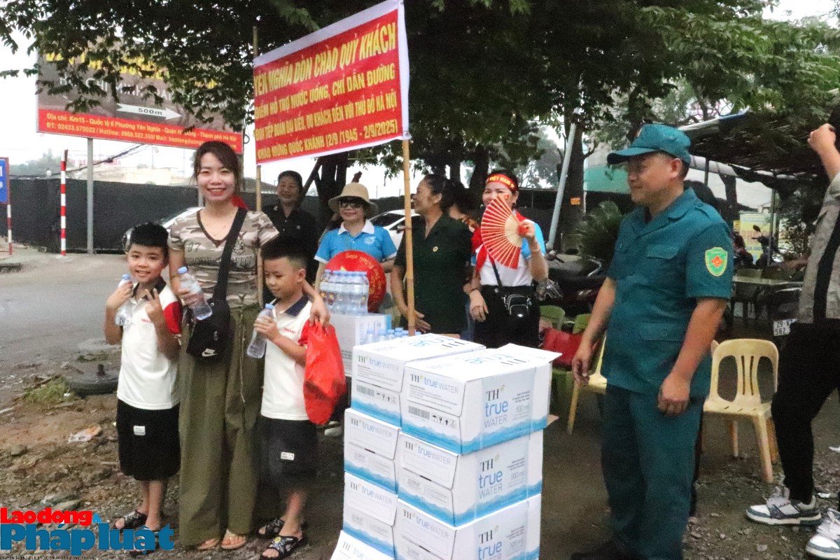Phường Yên Nghĩa (Hà Nội): Phục vụ miễn phí nước uống cho người dân và du khách xem diễu binh 2/9 Phường Yên Nghĩa (Hà Nội): Phục vụ miễn phí nước uống cho người dân và du khách xem diễu binh 2/9