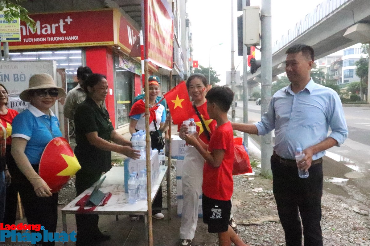 Phường Yên Nghĩa (Hà Nội): Phục vụ miễn phí nước uống cho người dân và du khách xem diễu binh 2/9 Phường Yên Nghĩa (Hà Nội): Phục vụ miễn phí nước uống cho người dân và du khách xem diễu binh 2/9