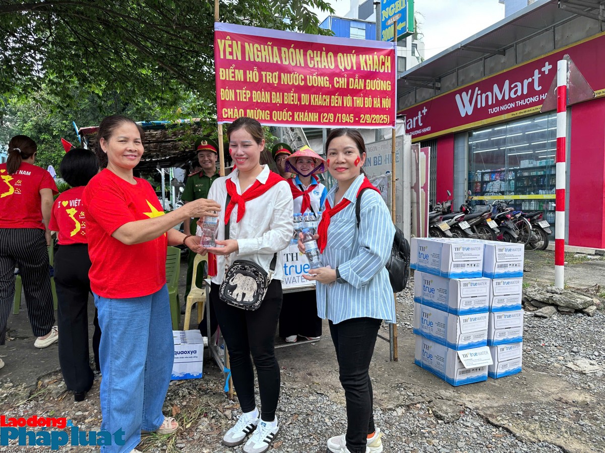 Phường Yên Nghĩa (Hà Nội): Phục vụ miễn phí nước uống cho người dân và du khách xem diễu binh 2/9