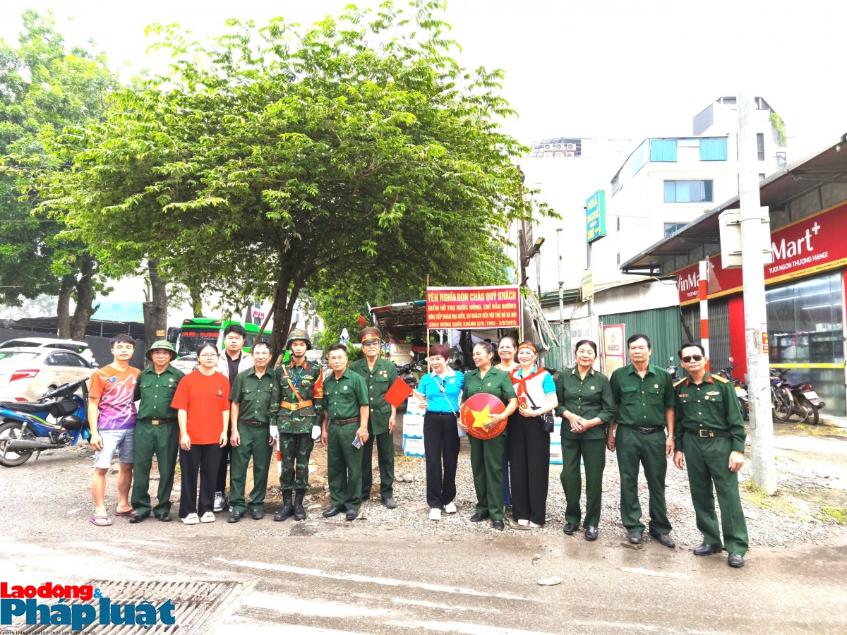 Phường Yên Nghĩa (Hà Nội): Phục vụ miễn phí nước uống cho người dân và du khách xem diễu binh 2/9 Phường Yên Nghĩa (Hà Nội): Phục vụ miễn phí nước uống cho người dân và du khách xem diễu binh 2/9