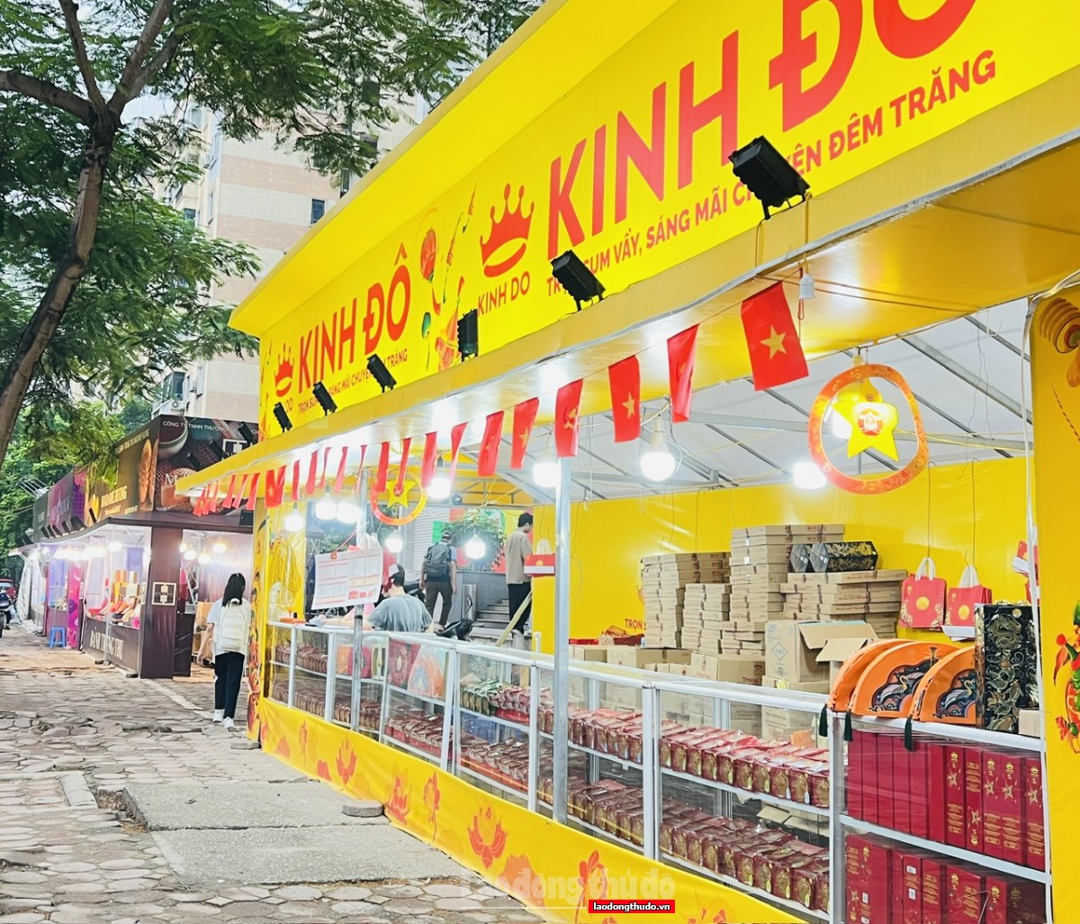 Quầy bánh Trung thu ở Hà Nội: Người bán mỏi mắt ngóng khách mua