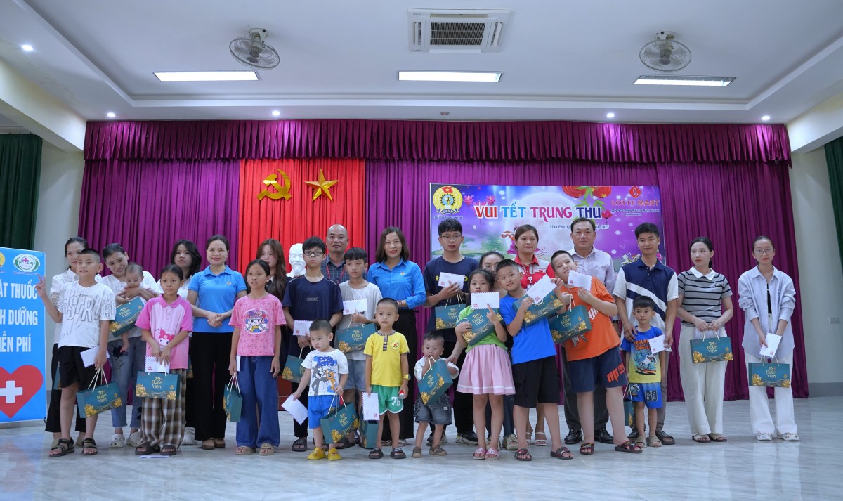 Công đoàn phường Vinh Phú tổ chức Tết Trung thu cho con người lao động