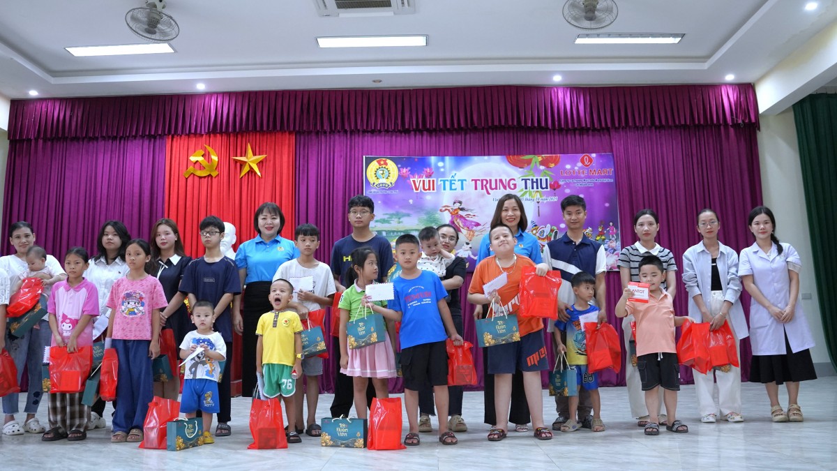 Công đoàn phường Vinh Phú tổ chức Tết Trung thu cho con người lao động