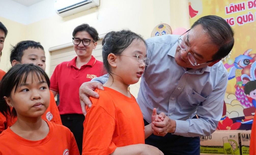 Phường Đống Đa trao quà Trung thu ấm áp tới trẻ em có hoàn cảnh đặc biệt