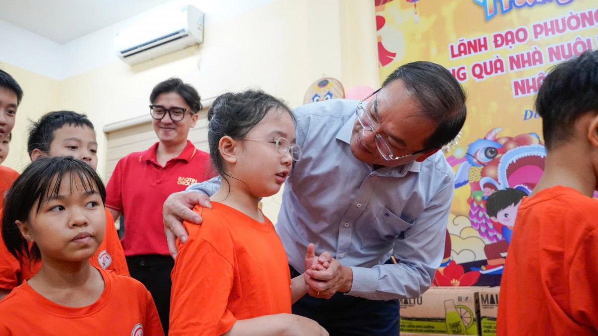Phường Đống Đa trao quà Trung thu ấm áp tới trẻ em có hoàn cảnh đặc biệt