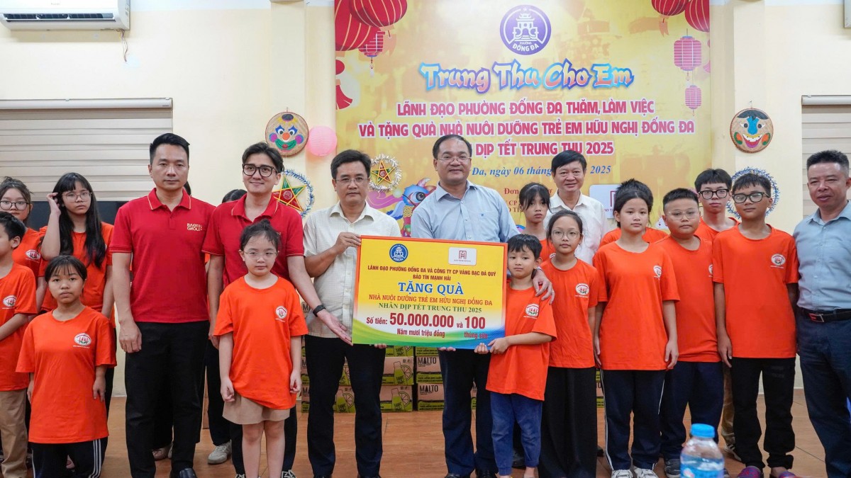 Phường Đống Đa trao quà Trung thu ấm áp tới trẻ em có hoàn cảnh đặc biệt