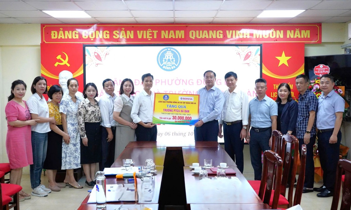Phường Đống Đa trao quà Trung thu ấm áp tới trẻ em có hoàn cảnh đặc biệt