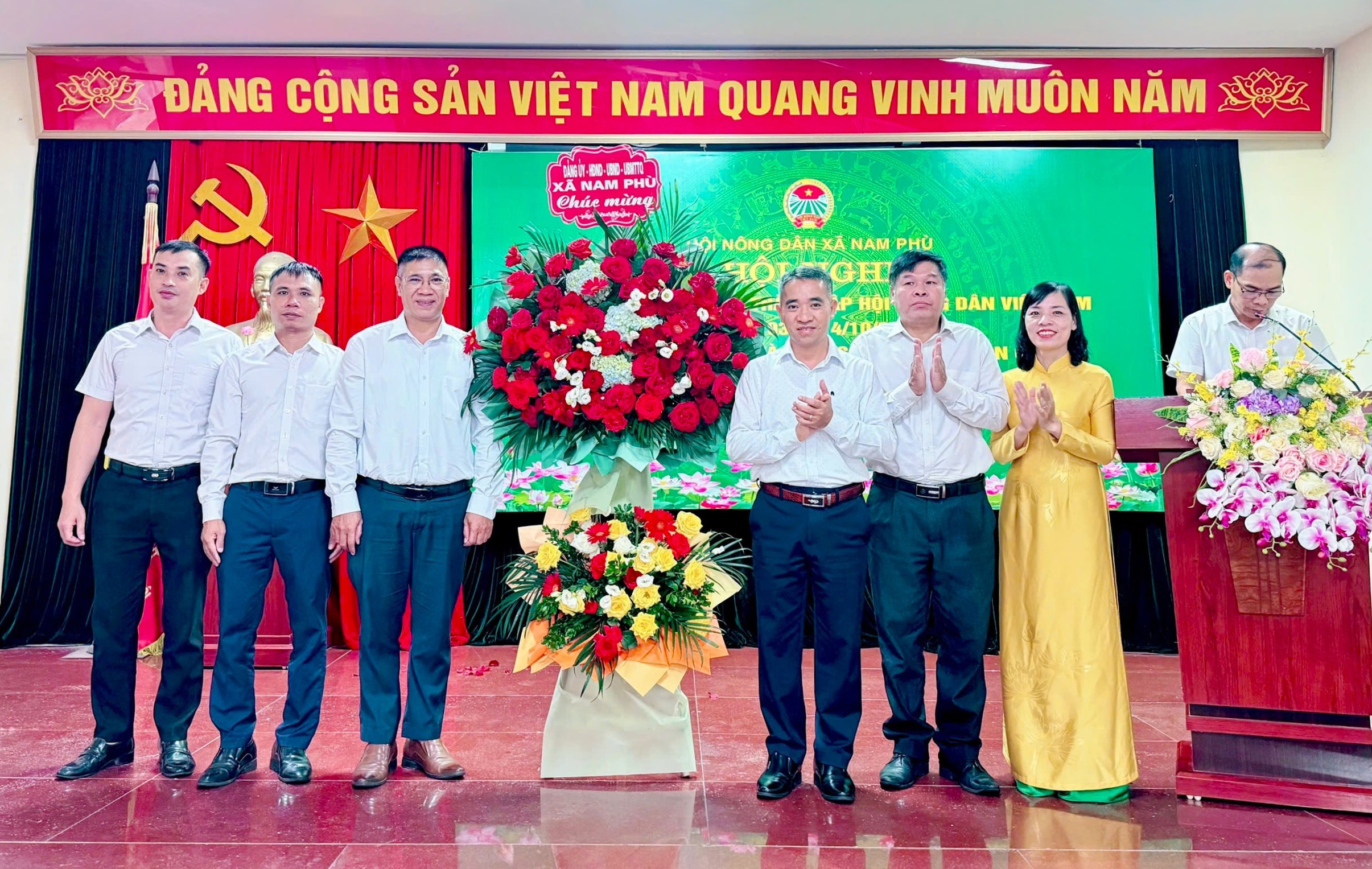 Lãnh đạo xã Nam Phù tặng hoa chúc mừng Hội Nông dân xã