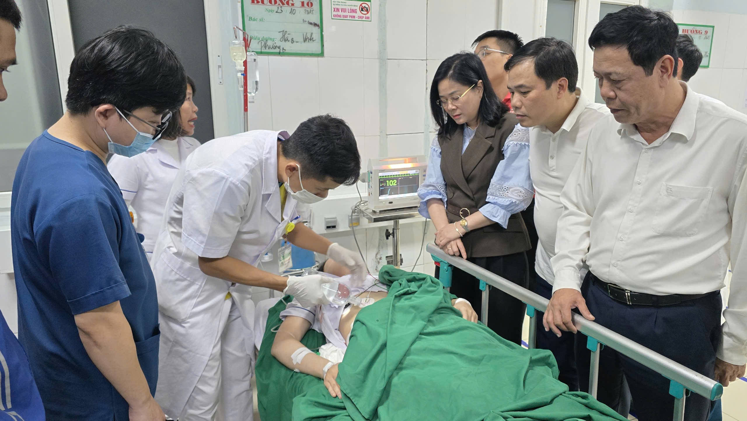 Nghệ An: Người đàn ông xông vào bệnh viện dùng hung khí đâm nhiều người bị thương