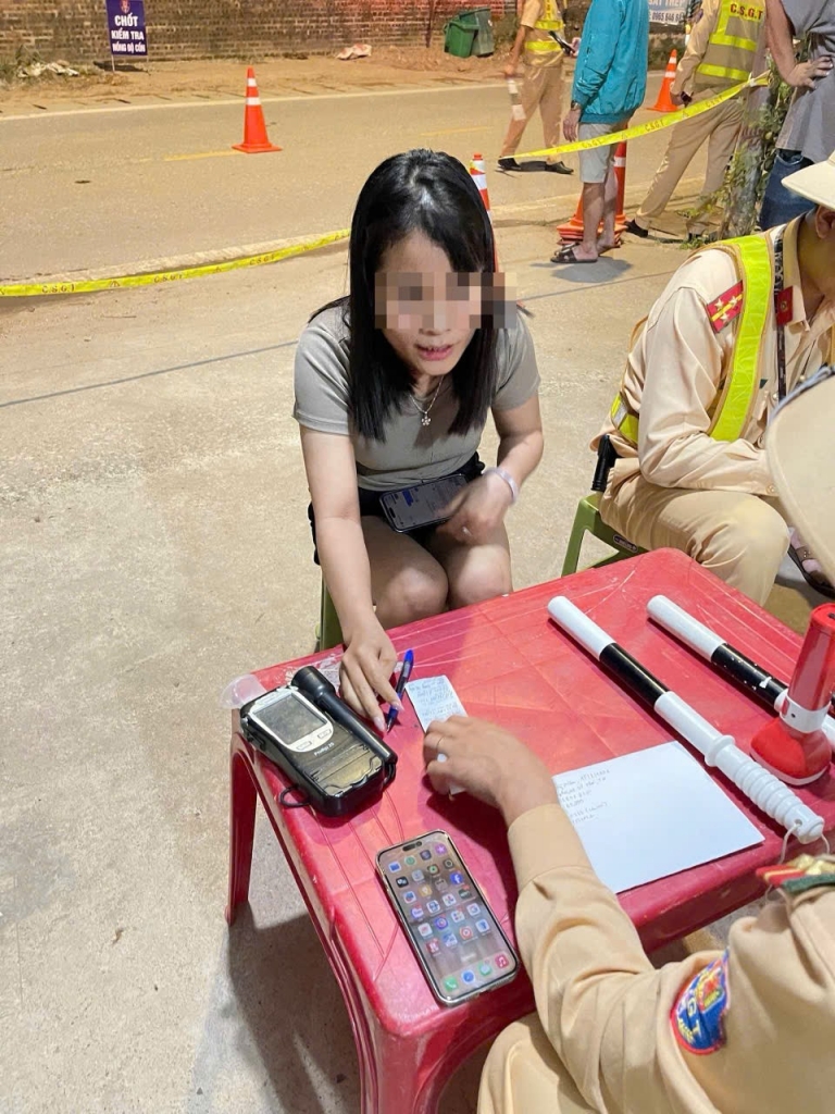 Nồng độ cồn gấp đôi kịch khung, nữ tài xế hất máy đo của CSGT