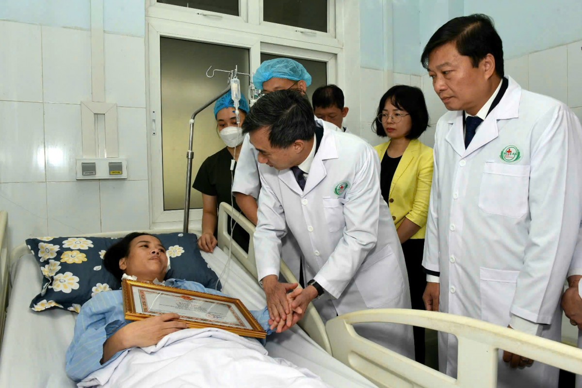 Từ vụ hành hung nhân viên y tế ở Nghệ An:  Cần luật hóa mạnh mẽ hơn để bảo vệ người thầy thuốc