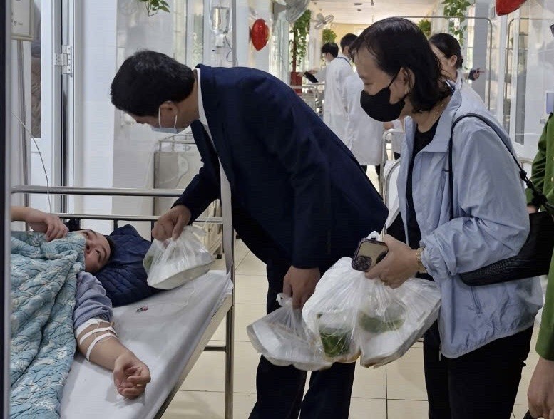 Mặt trận Tổ quốc phường Văn Miếu – Quốc Tử Giám trao tặng 200 suất cơm cho bệnh nhân Bệnh viện đa khoa Đống Đa Mặt trận Tổ quốc phường Văn Miếu – Quốc Tử Giám trao tặng 200 suất cơm cho bệnh nhân Bệnh viện đa khoa Đống Đa