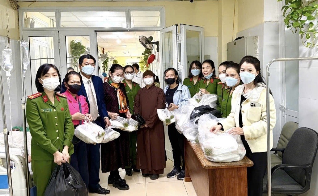 Mặt trận Tổ quốc phường Văn Miếu – Quốc Tử Giám trao tặng 200 suất cơm cho bệnh nhân Bệnh viện đa khoa Đống Đa Mặt trận Tổ quốc phường Văn Miếu – Quốc Tử Giám trao tặng 200 suất cơm cho bệnh nhân Bệnh viện đa khoa Đống Đa