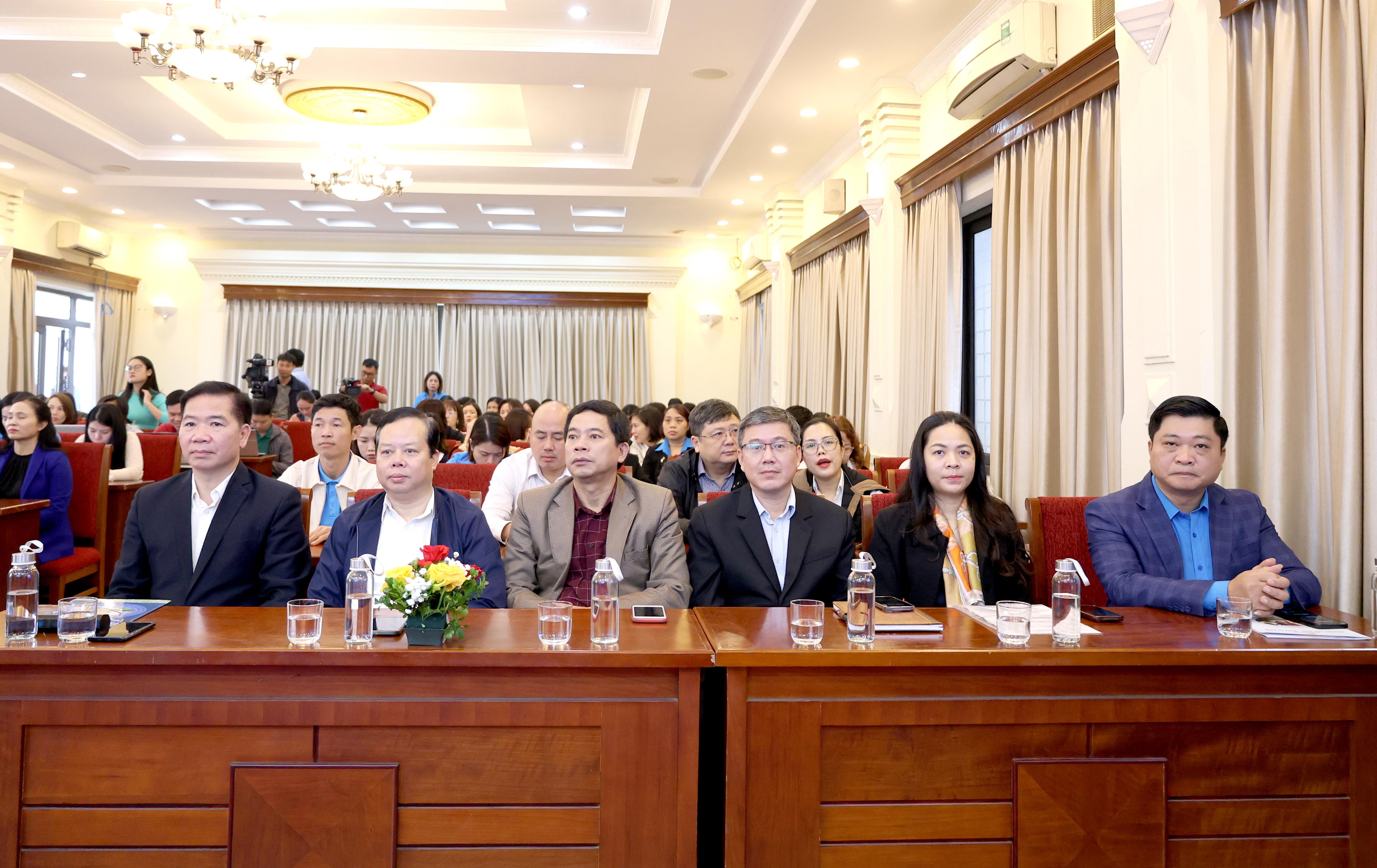 ĐANG TRỰC TUYẾN: Giải đáp về Đại hội Công đoàn cơ sở và các chính sách lao động, bảo hiểm xã hội ĐANG TRỰC TUYẾN: Giải đáp về Đại hội Công đoàn cơ sở và các chính sách lao động, bảo hiểm xã hội