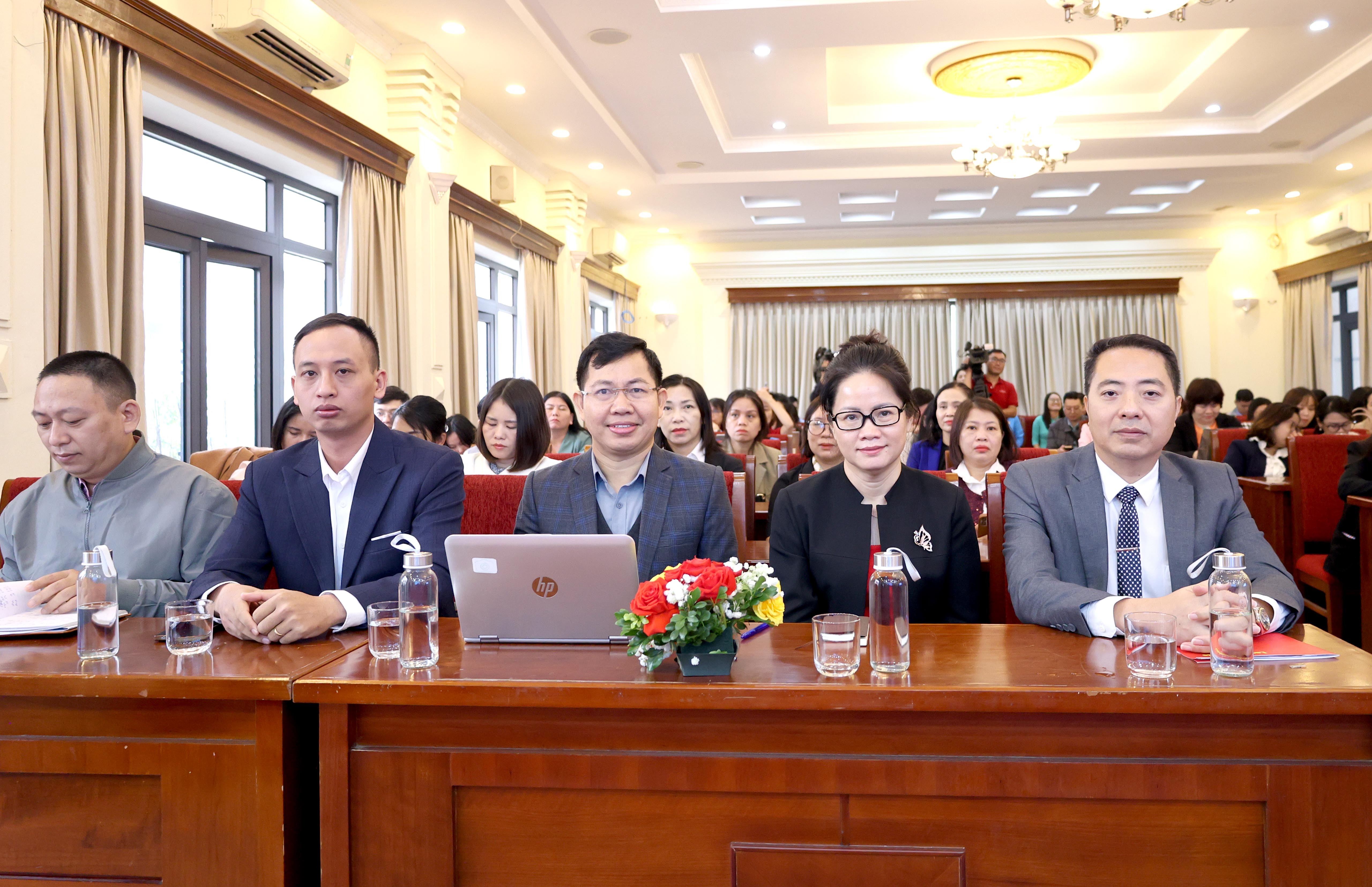 ĐANG TRỰC TUYẾN: Giải đáp về Đại hội Công đoàn cơ sở và các chính sách lao động, bảo hiểm xã hội ĐANG TRỰC TUYẾN: Giải đáp về Đại hội Công đoàn cơ sở và các chính sách lao động, bảo hiểm xã hội