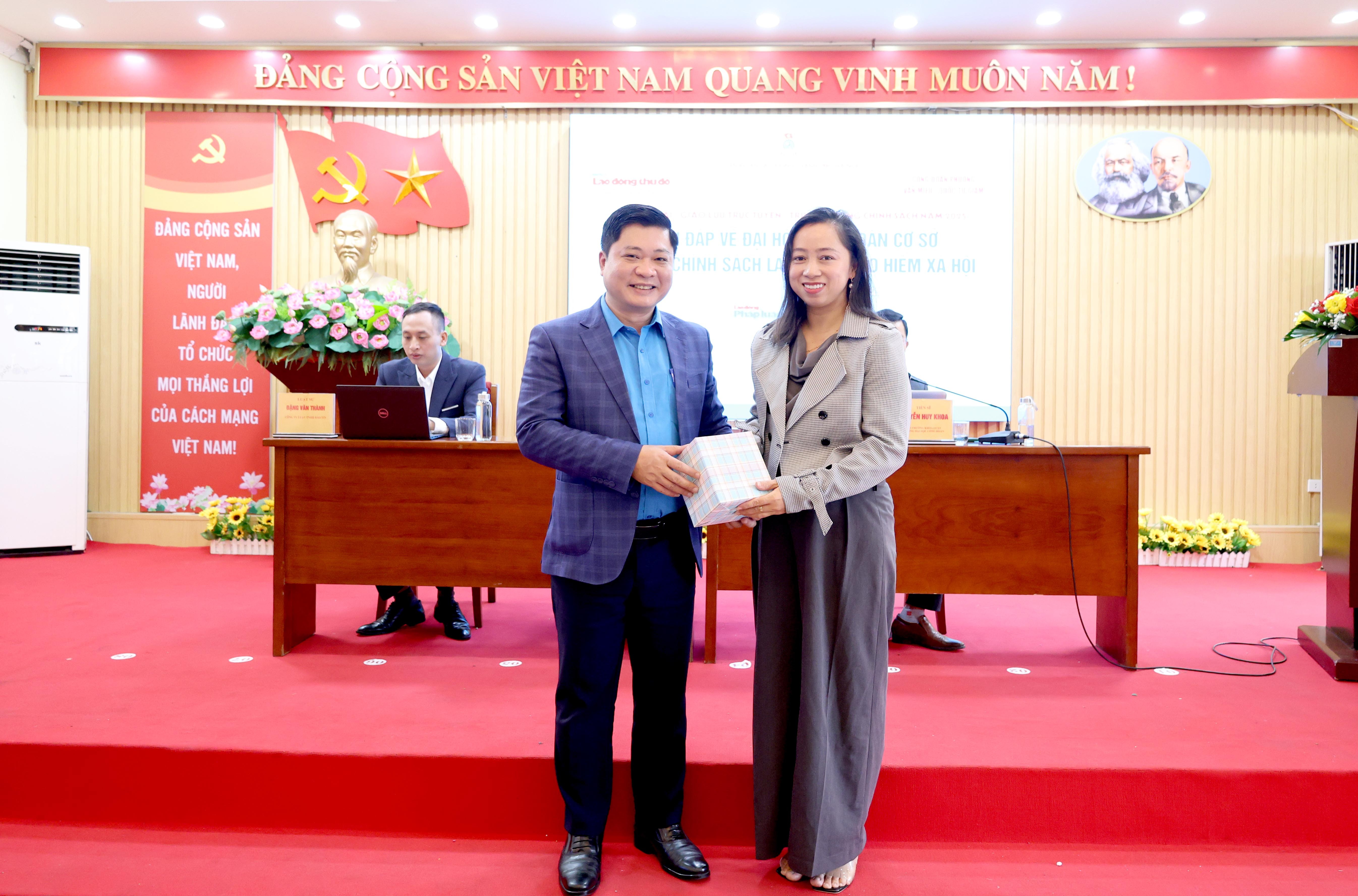 ĐANG TRỰC TUYẾN: Giải đáp về Đại hội Công đoàn cơ sở và các chính sách lao động, bảo hiểm xã hội ĐANG TRỰC TUYẾN: Giải đáp về Đại hội Công đoàn cơ sở và các chính sách lao động, bảo hiểm xã hội