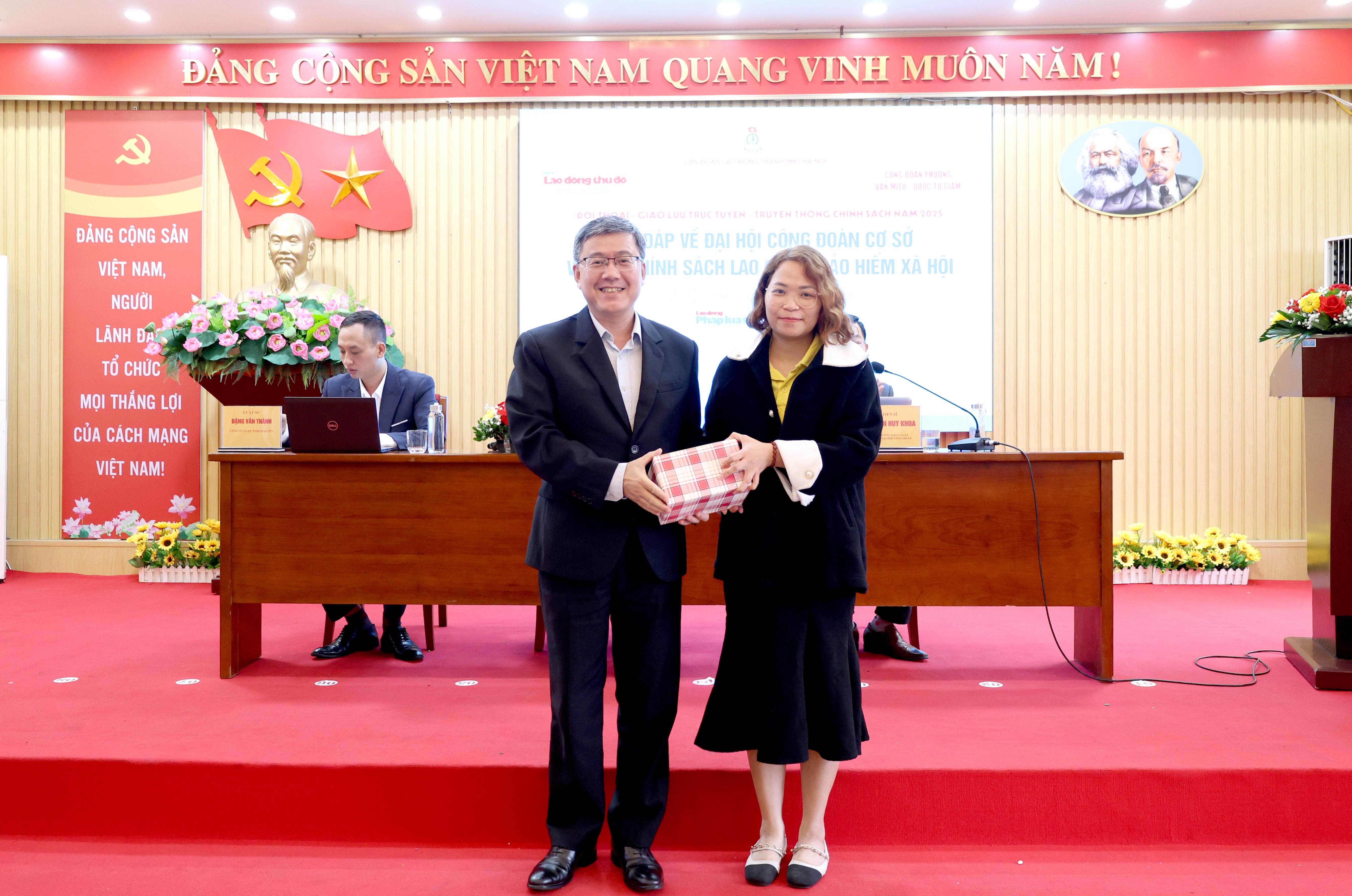 ĐANG TRỰC TUYẾN: Giải đáp về Đại hội Công đoàn cơ sở và các chính sách lao động, bảo hiểm xã hội ĐANG TRỰC TUYẾN: Giải đáp về Đại hội Công đoàn cơ sở và các chính sách lao động, bảo hiểm xã hội