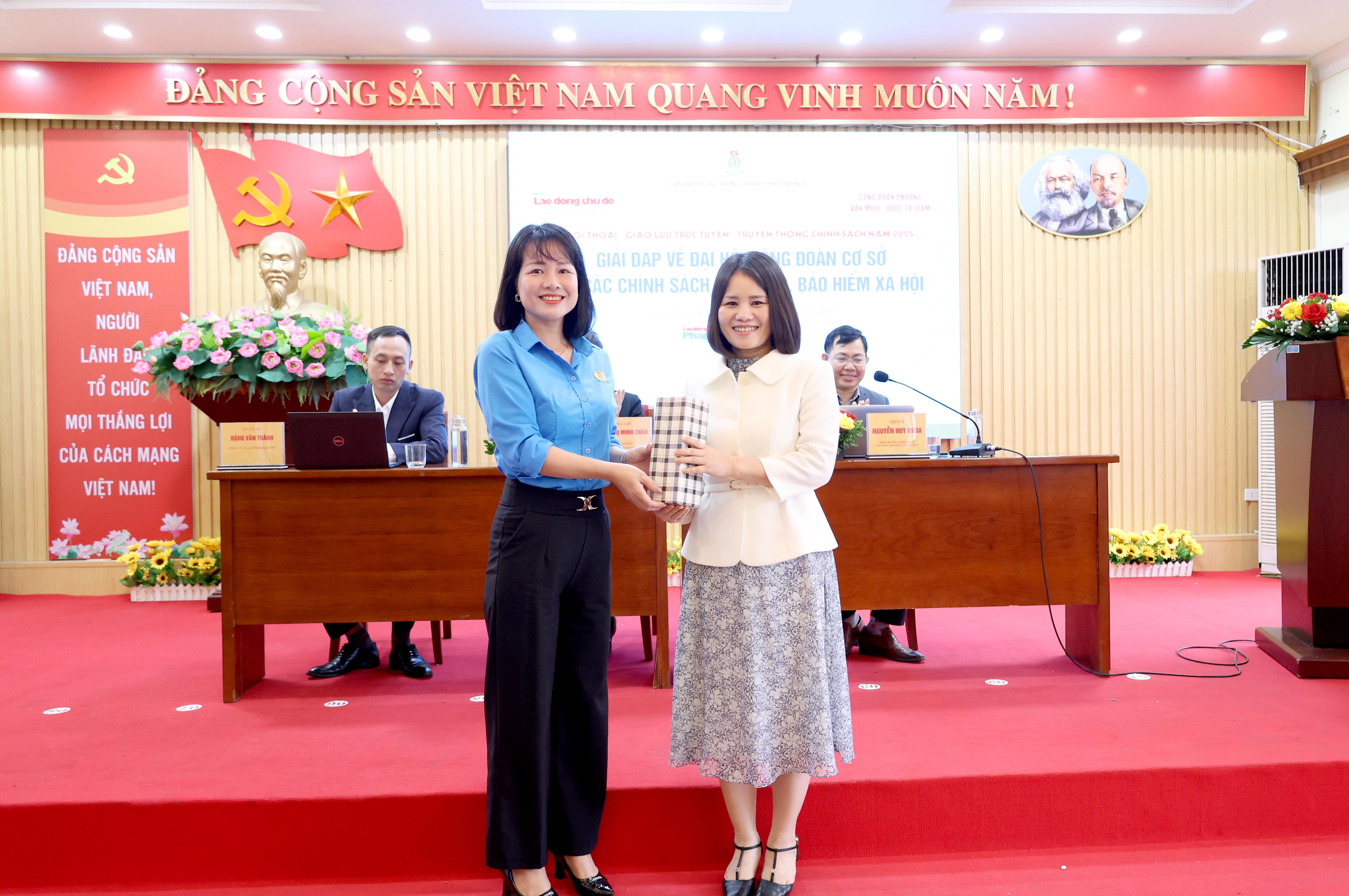 ĐANG TRỰC TUYẾN: Giải đáp về Đại hội Công đoàn cơ sở và các chính sách lao động, bảo hiểm xã hội ĐANG TRỰC TUYẾN: Giải đáp về Đại hội Công đoàn cơ sở và các chính sách lao động, bảo hiểm xã hội