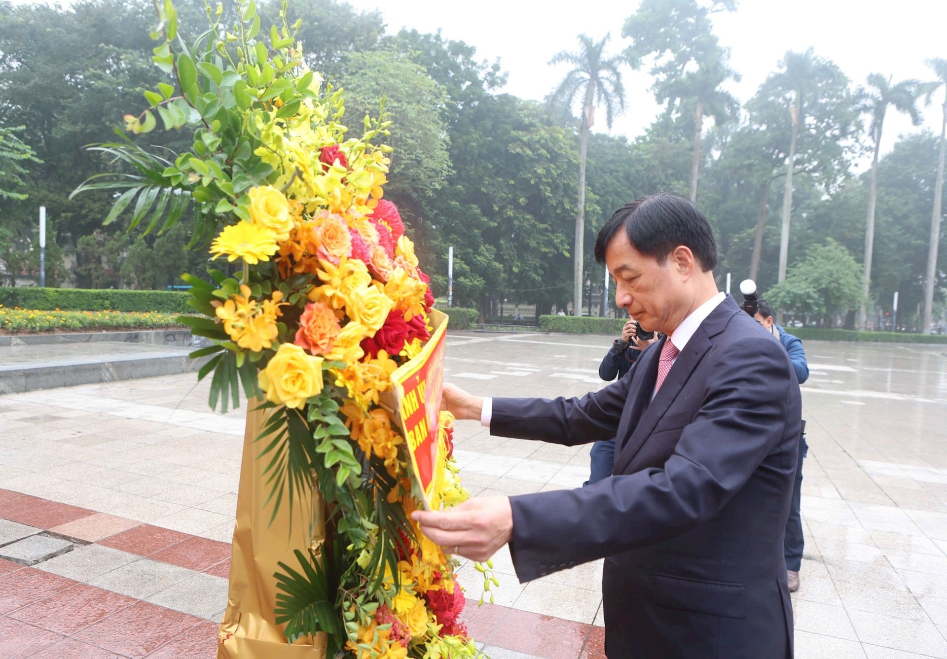 Lãnh đạo thành phố Hà Nội dâng hoa kỷ niệm 108 năm Cách mạng Tháng Mười Nga Lãnh đạo thành phố Hà Nội dâng hoa kỷ niệm 108 năm Cách mạng Tháng Mười Nga