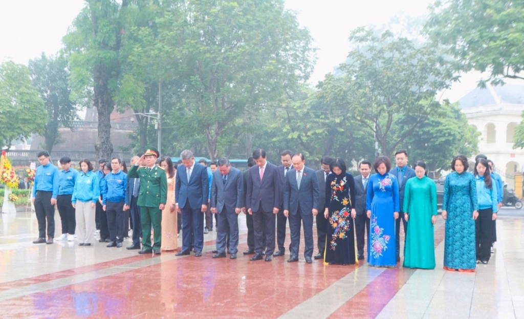 Lãnh đạo thành phố Hà Nội dâng hoa kỷ niệm 108 năm Cách mạng Tháng Mười Nga