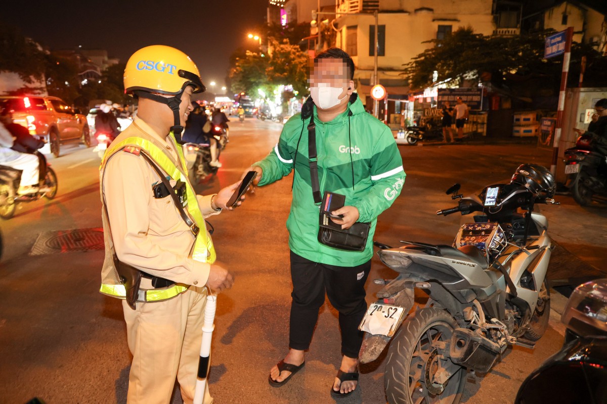 Tài xế xe ôm công nghệ che biển số né phạt nguội, biện minh "do trẻ con dán"